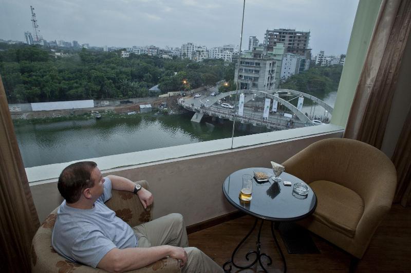 Lakeshore Hotel & Apartments