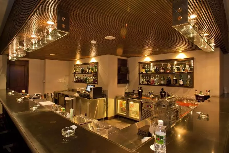 Lakeshore Hotel & Apartments