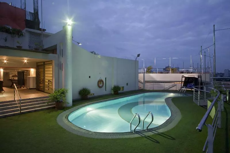 Lakeshore Hotel & Apartments