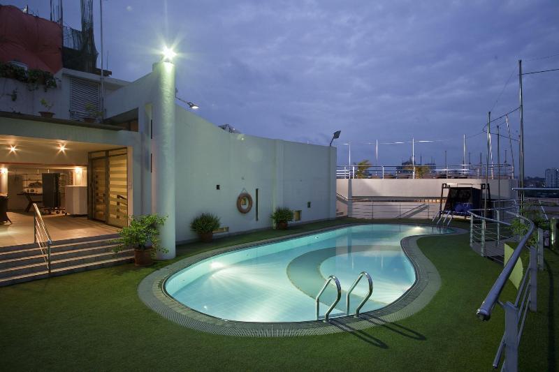 Lakeshore Hotel & Apartments