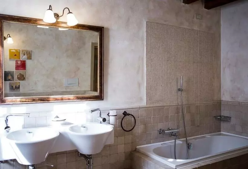 Отель Relais Cascina Scottina