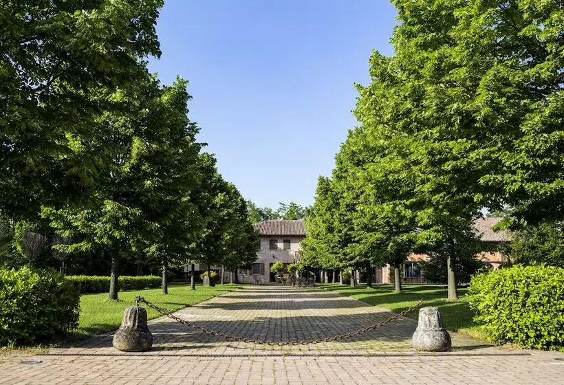 Отель Relais Cascina Scottina