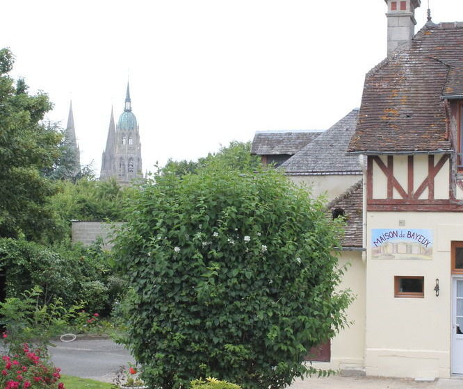 تختخواب و صبحانه La Maison De Bayeux