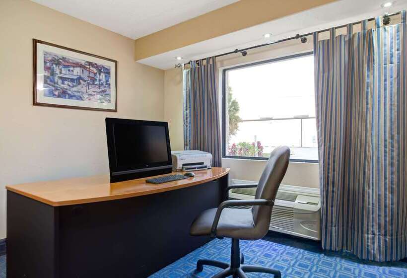فندق Days Inn & Suites By Wyndham Tampa   Ybor City