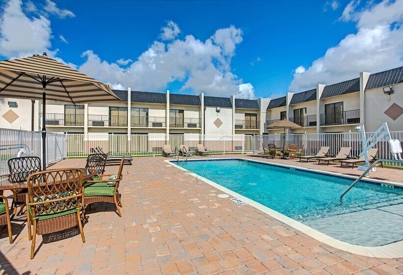 فندق Days Inn & Suites By Wyndham Tampa   Ybor City