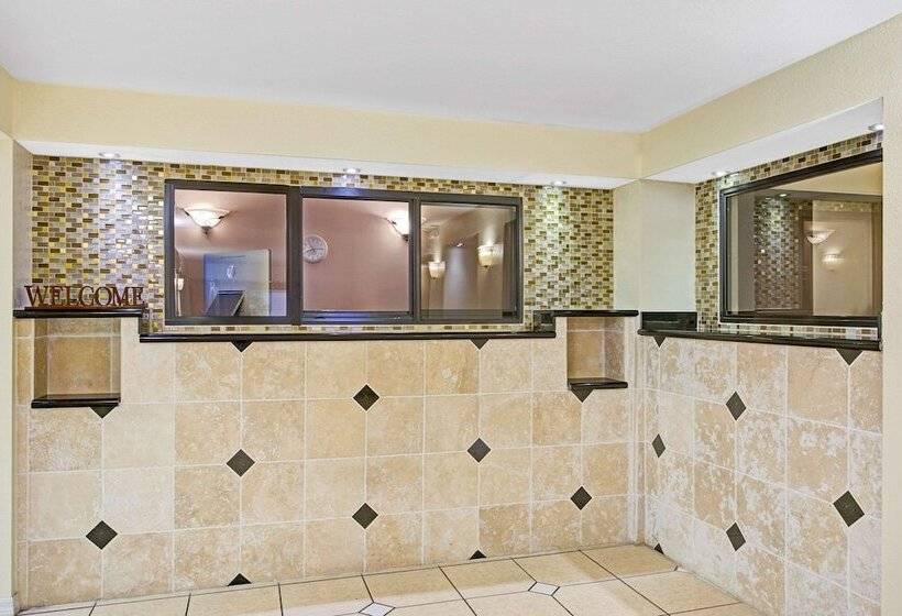 فندق Days Inn & Suites By Wyndham Tampa   Ybor City