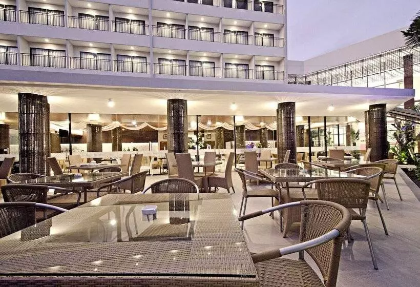 בית מלון כפרי Ijen Suites Resort & Convention