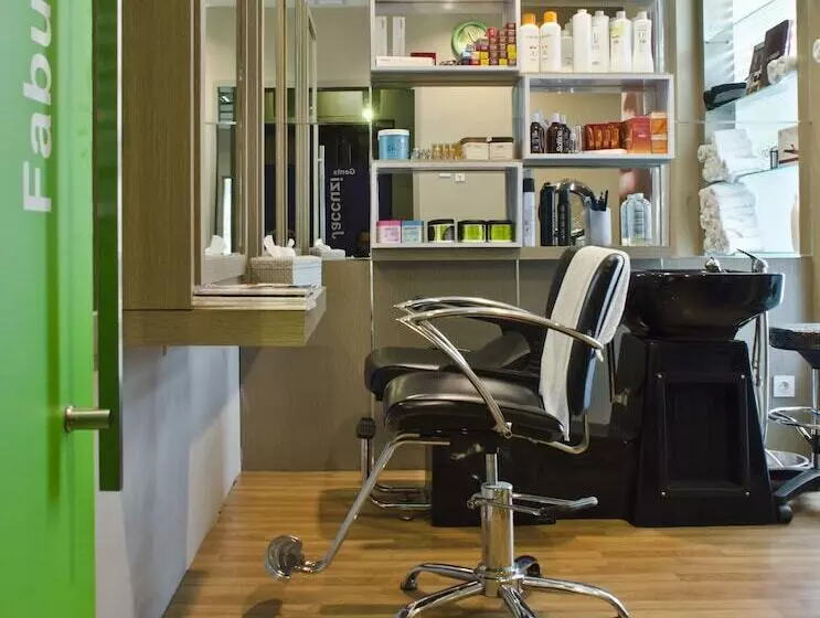 בית מלון כפרי Ijen Suites Resort & Convention