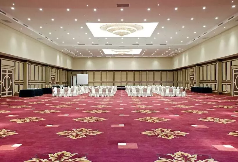 בית מלון כפרי Ijen Suites Resort & Convention