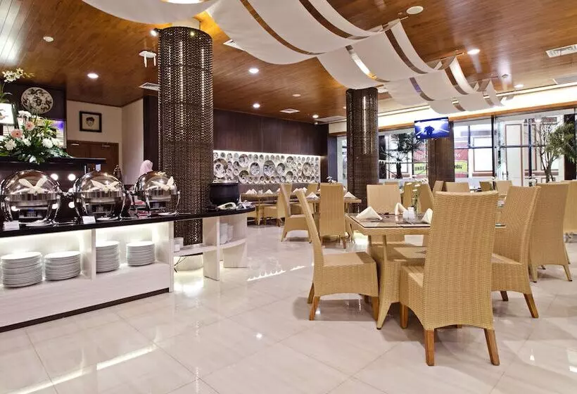 בית מלון כפרי Ijen Suites Resort & Convention