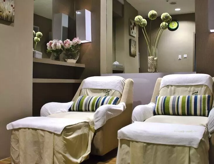 בית מלון כפרי Ijen Suites Resort & Convention