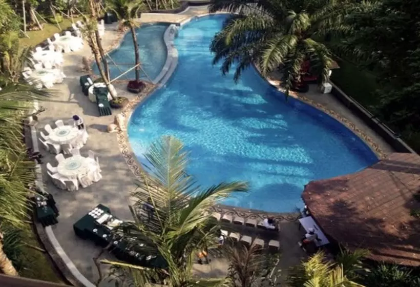 בית מלון כפרי Ijen Suites Resort & Convention