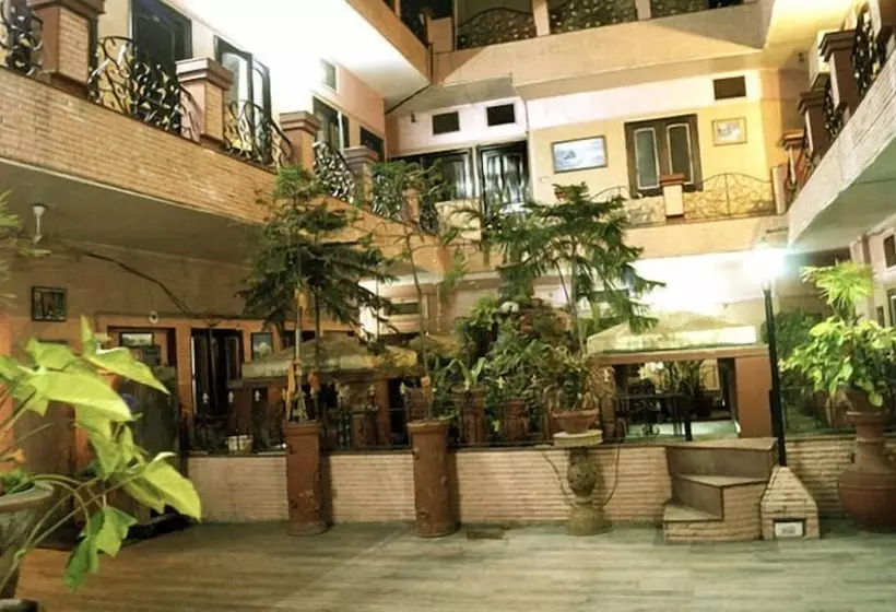 בית מלון כפרי Shiraz Continental