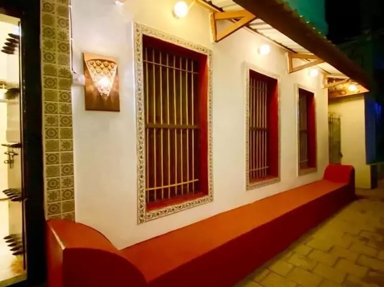 تختخواب و صبحانه The Island Stone Town