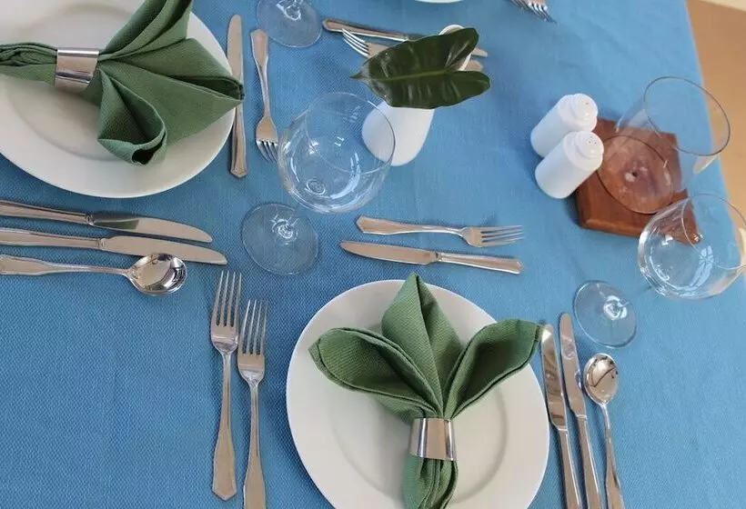 تختخواب و صبحانه The Island Stone Town