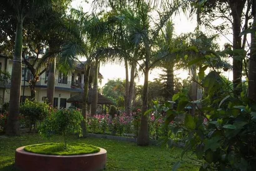 هتل Chitwan Adventure Resort