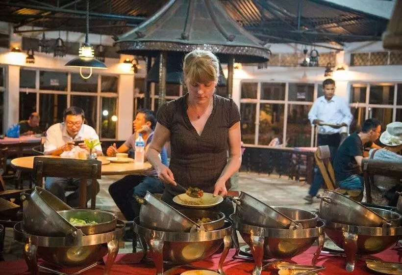 هتل Chitwan Adventure Resort