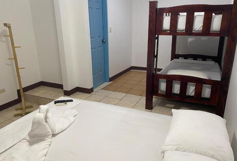 هاستل La Hacienda Rooms & Food