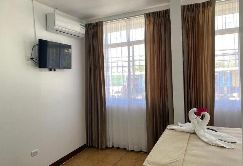 هاستل La Hacienda Rooms & Food