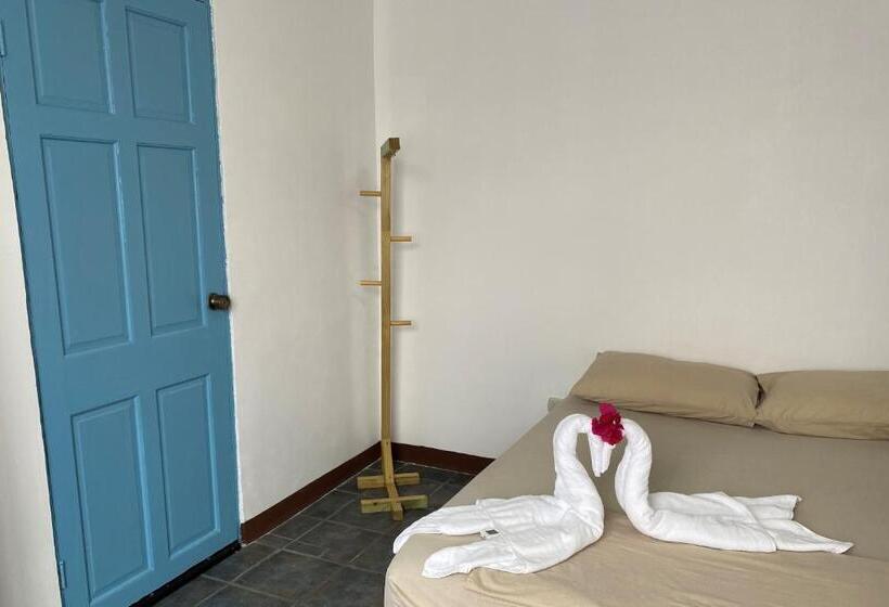 هاستل La Hacienda Rooms & Food