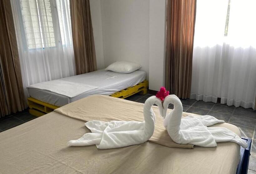 هاستل La Hacienda Rooms & Food