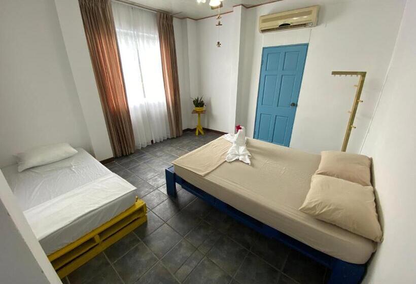 هاستل La Hacienda Rooms & Food