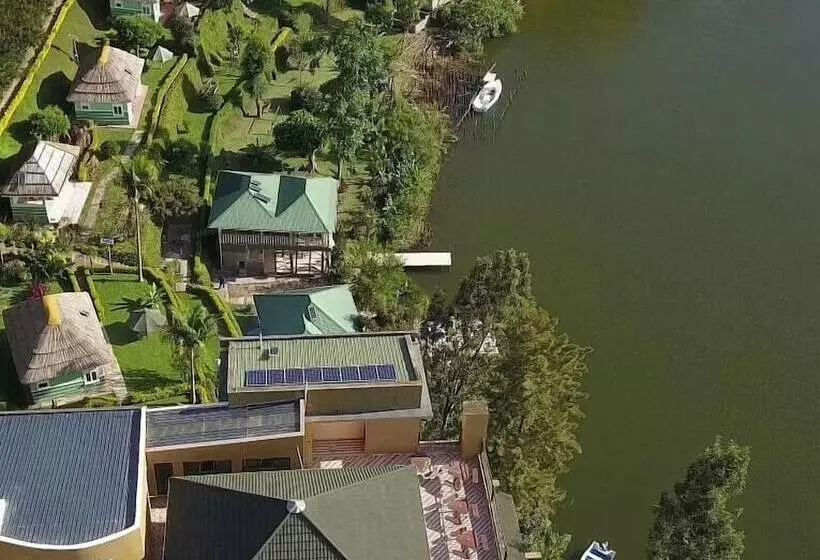 هتل Bunyonyi Safaris Resort