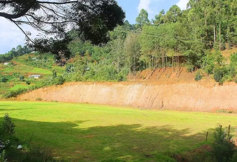 هتل Bunyonyi Safaris Resort