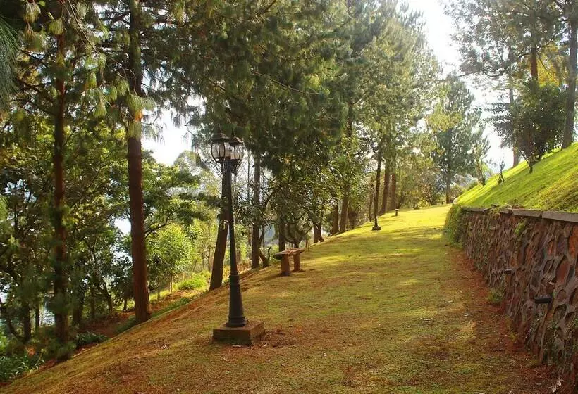 هتل Bunyonyi Safaris Resort