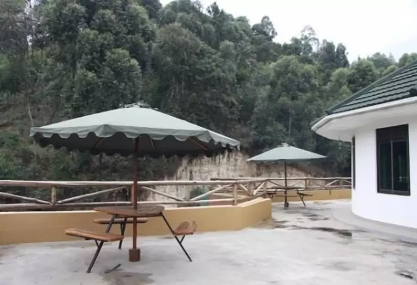 هتل Bunyonyi Safaris Resort