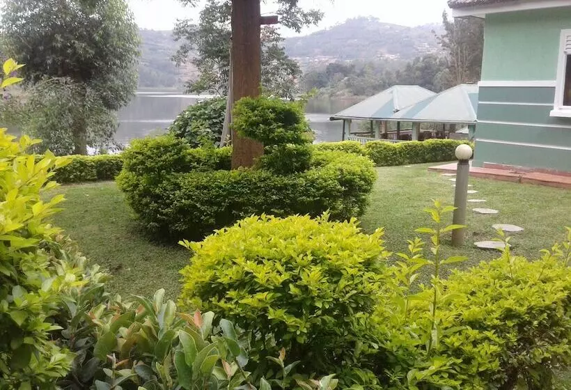 هتل Bunyonyi Safaris Resort