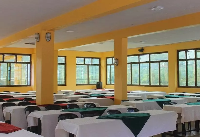 هتل Bunyonyi Safaris Resort