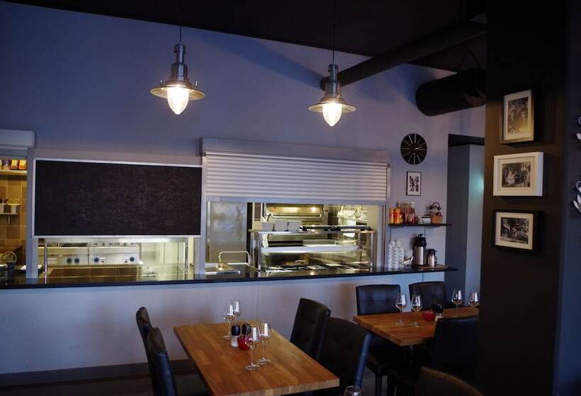 Spoton Hostel & Sportsbar