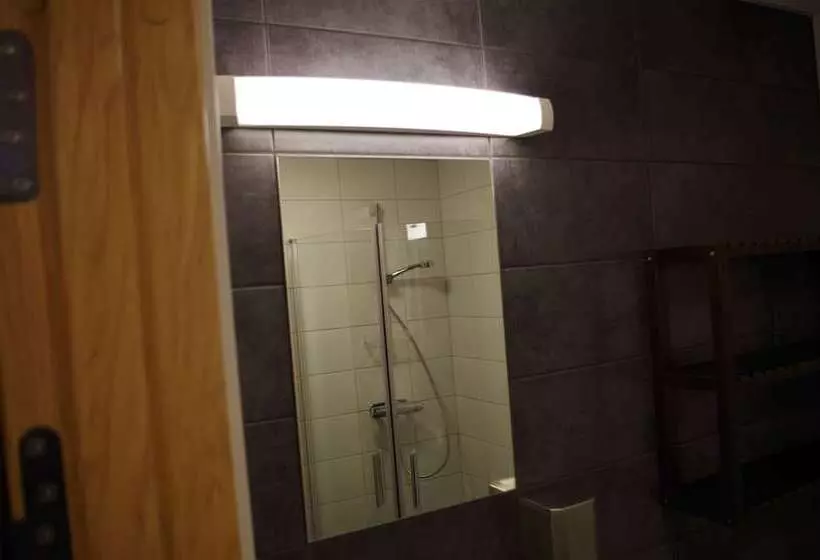 Spoton Hostel & Sportsbar