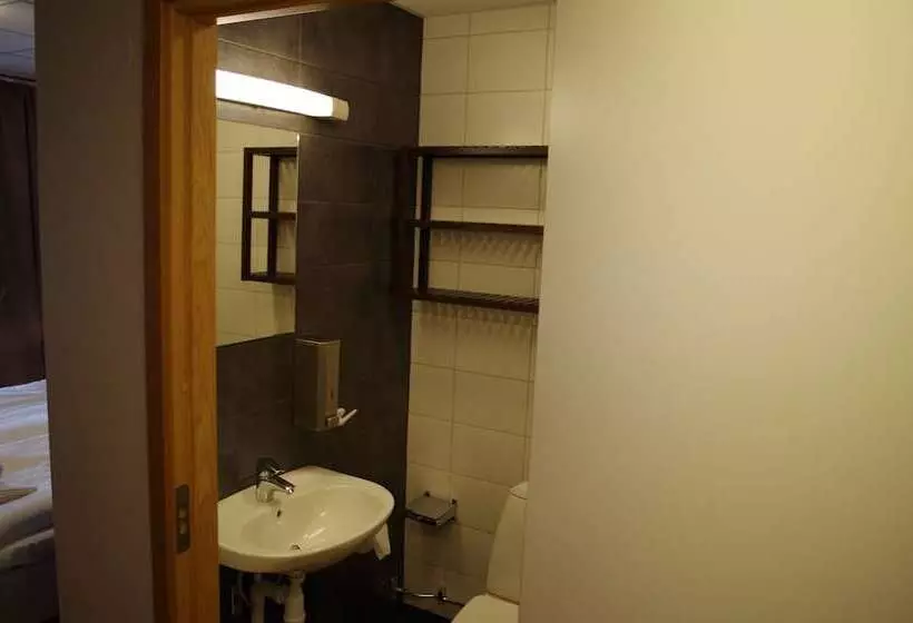 Spoton Hostel & Sportsbar