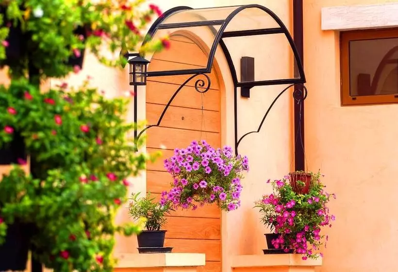 Hotel Toscana Town Square Suites