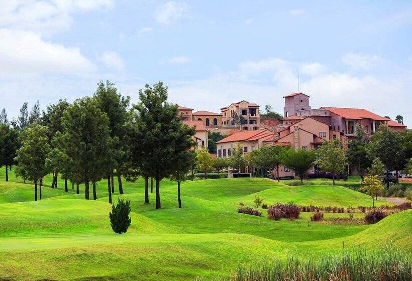 בית מלון כפרי Toscana Town Square Suites