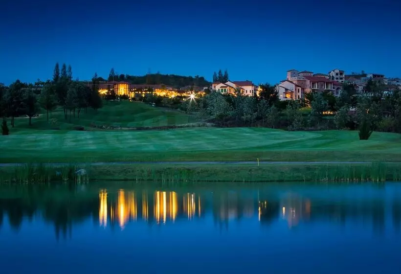 Hotel Toscana Town Square Suites