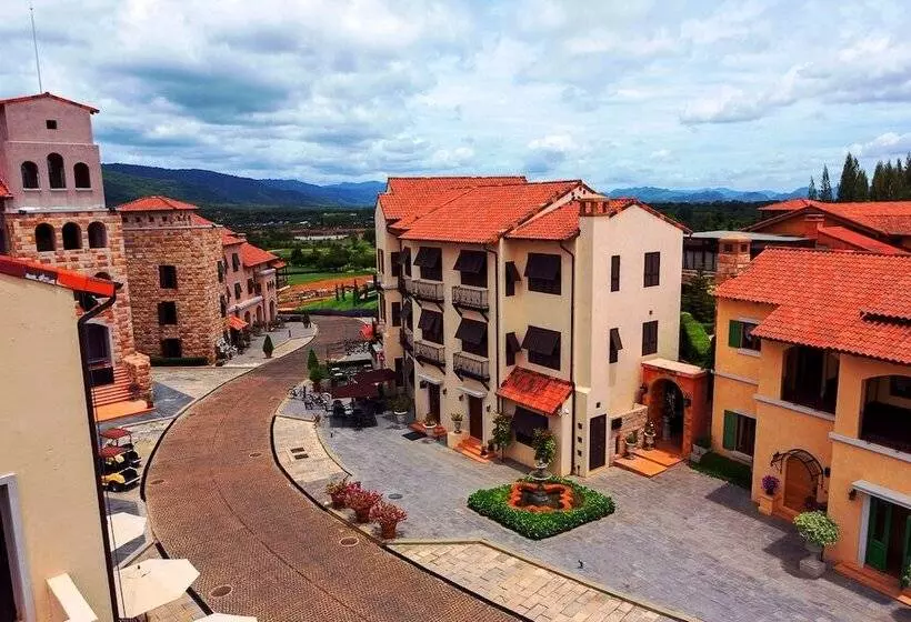 Hotel Toscana Town Square Suites