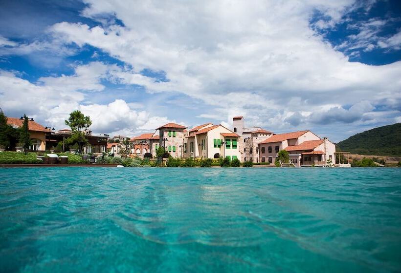 בית מלון כפרי Toscana Town Square Suites