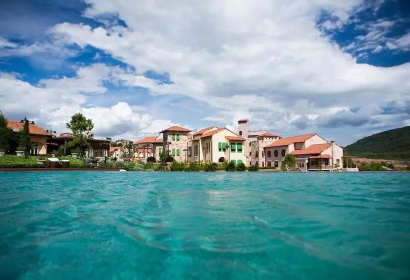 Hotel Toscana Town Square Suites