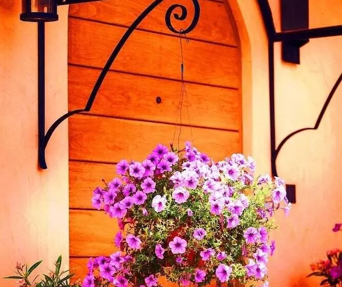 Hotel Toscana Town Square Suites