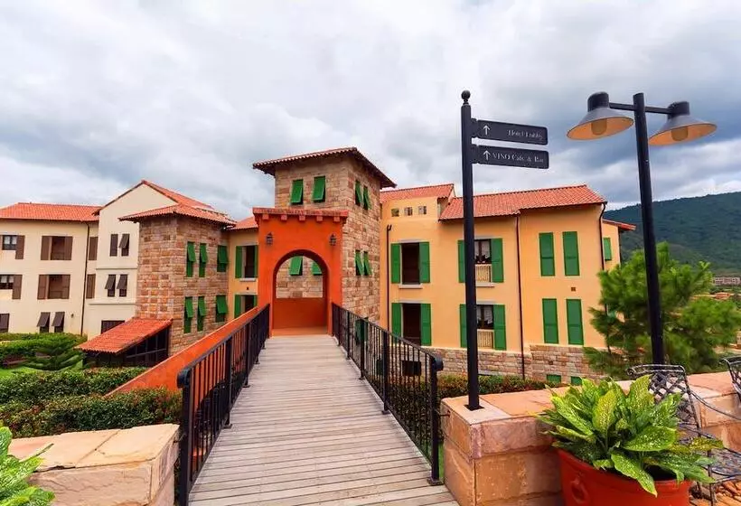 Hotel Toscana Town Square Suites