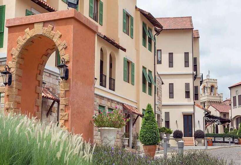 בית מלון כפרי Toscana Town Square Suites