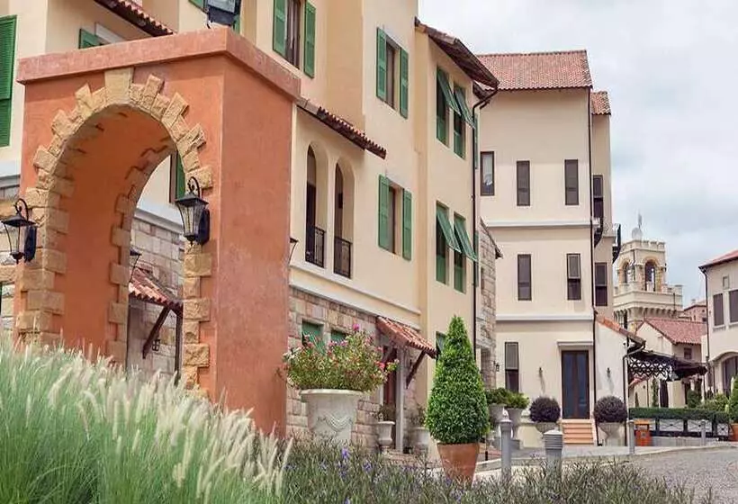 Hotel Toscana Town Square Suites