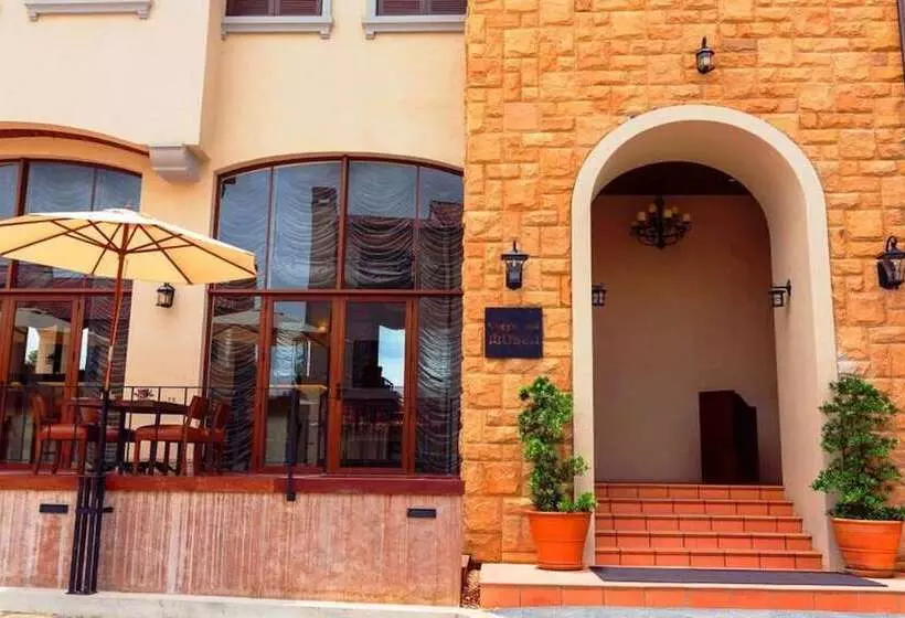 Hotel Toscana Town Square Suites