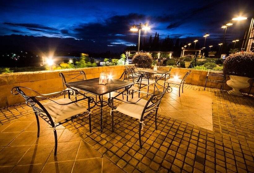 בית מלון כפרי Toscana Town Square Suites