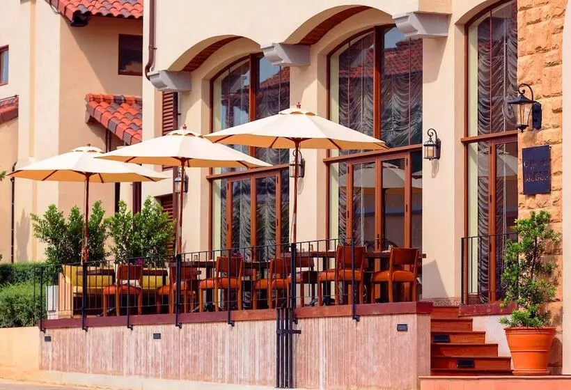 Hotel Toscana Town Square Suites