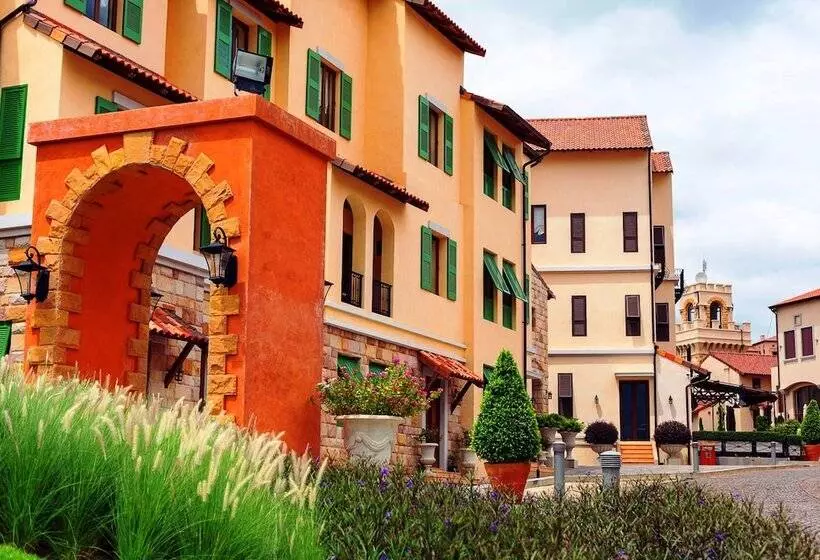 Hotel Toscana Town Square Suites