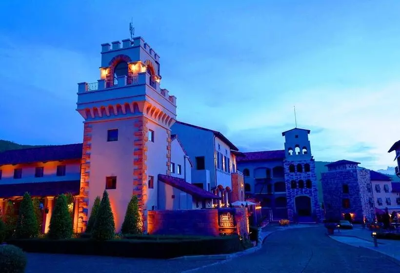 Hotel Toscana Town Square Suites